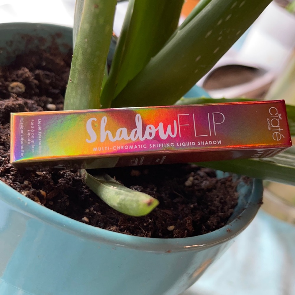 Liquid eye shadow